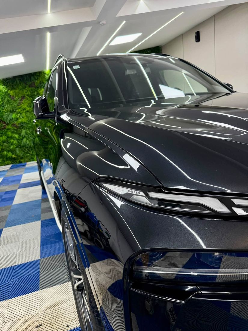 Tamno sivi BMW SUV s obrađenim lakom