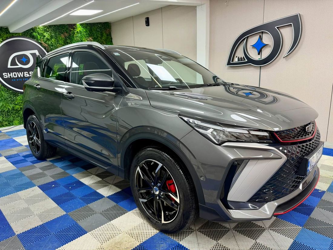 Sivi Geely SUV u studiju nakon obrade
