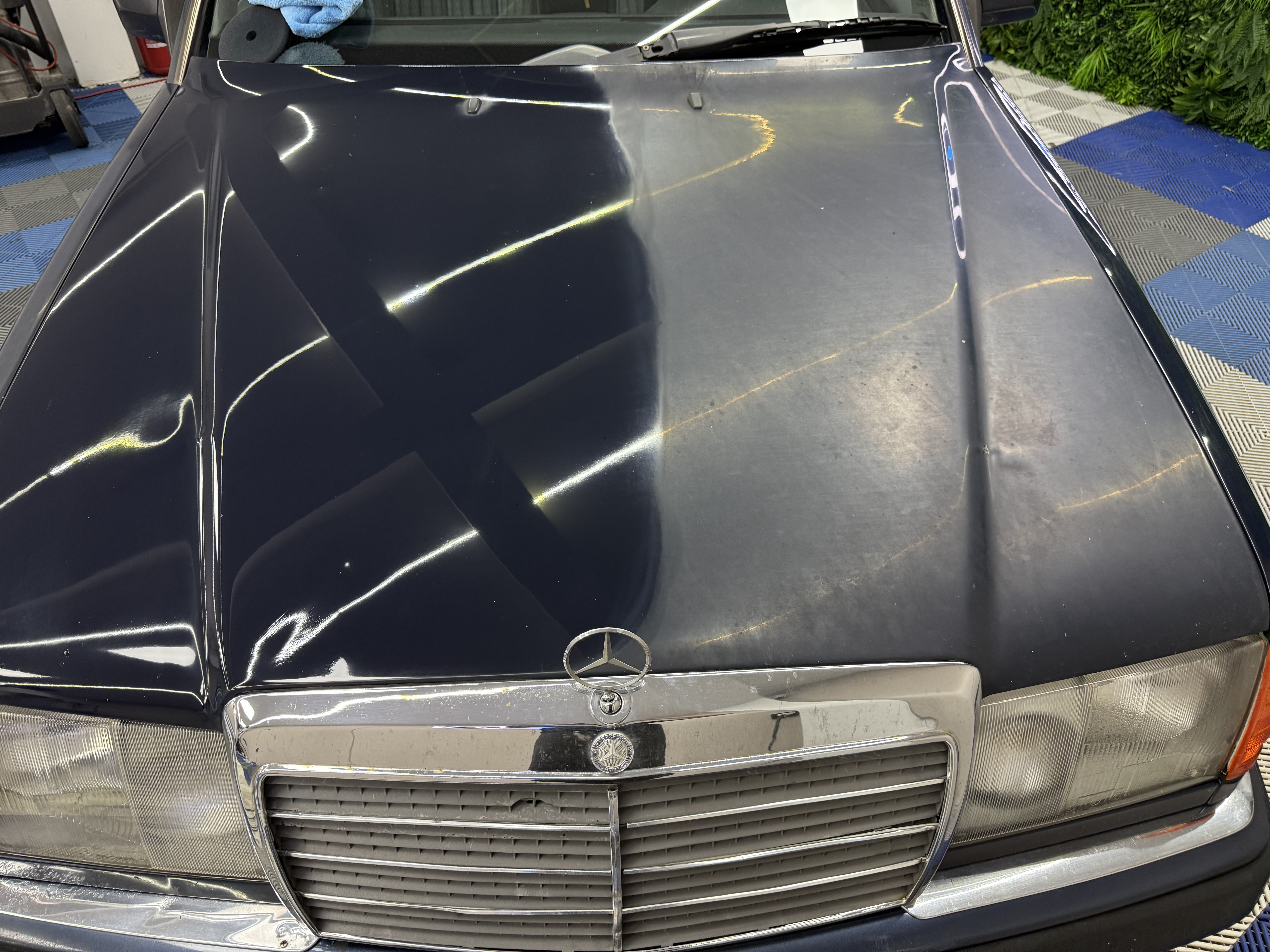 Mercedes — polovica haube polirana